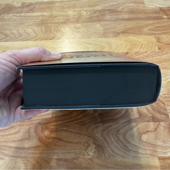 REBECCA YARROS IRON FLAME SPECIAL ED HARDCOVER BLACK SPRAYED EDGES 1ST EDITION - Picture 8 of 8